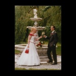 Nadine & Ralf vor dem Brunnen  mit Sektgläsern