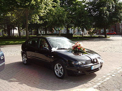 Brautauto mit Blumenschmuck