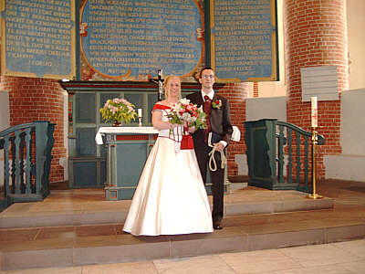 Ralf und Nadine vor dem Altar
