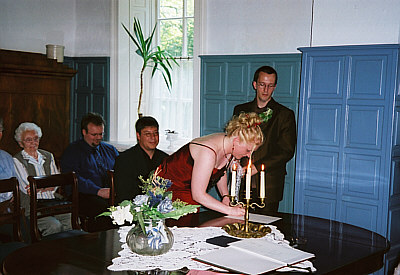 Nadine beim Unterzeichnen der Heiratsurkunde